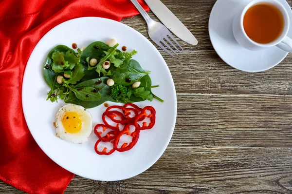 清淡的早餐 鹌鹑蛋 绿色沙拉 甜椒和木桌上的一杯茶 顶部视图 健康的食物 适当的营养 — 图库照片