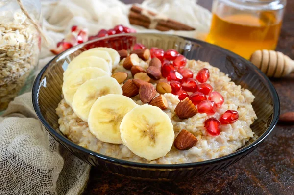 Deliciosa Saludable Avena Con Plátano Semillas Granada Almendras Canela Desayuno — Foto de Stock