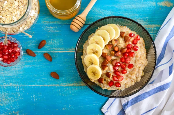 Deliciosa Saludable Avena Con Plátano Semillas Granada Almendras Canela Desayuno — Foto de Stock