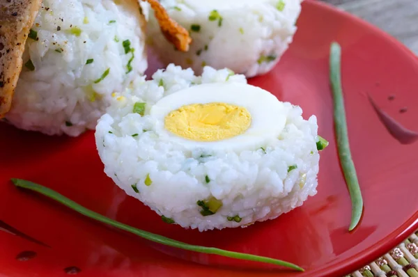 Huevos Cocidos Envueltos Arroz Con Cebollas Verdes Con Rodajas Tocino — Foto de Stock