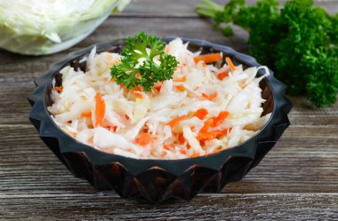 Sebze lenten salata lahana üzerinden. Lahana turşusu kase ahşap bir masa üzerinde. Vitamini menü. Vejetaryen mutfağı.