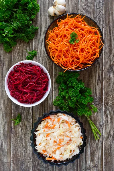Салаты Свежих Овощей Капуста Морковь Свекла Корейские Пряные Салаты Мисках — стоковое фото