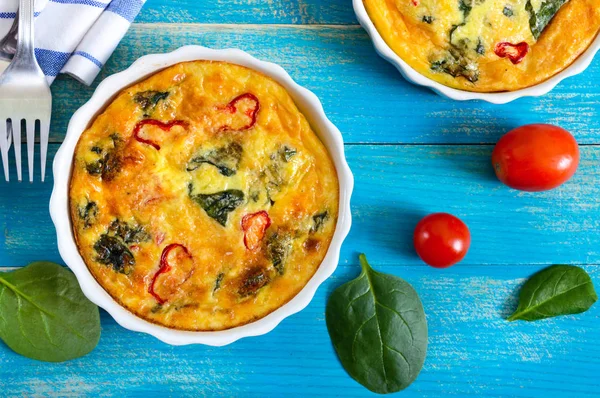 Frittata Met Verse Groenten Spinazie Italiaanse Omelet Keramische Vormen Een — Stockfoto