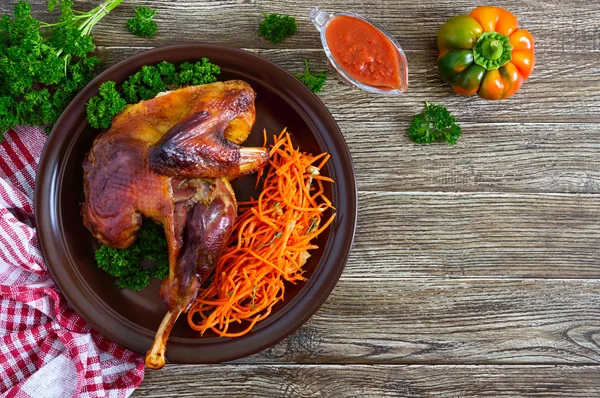 Ayam Panggang Dengan Kerak Renyah Emas Dan Salad Wortel Segar — Stok Foto