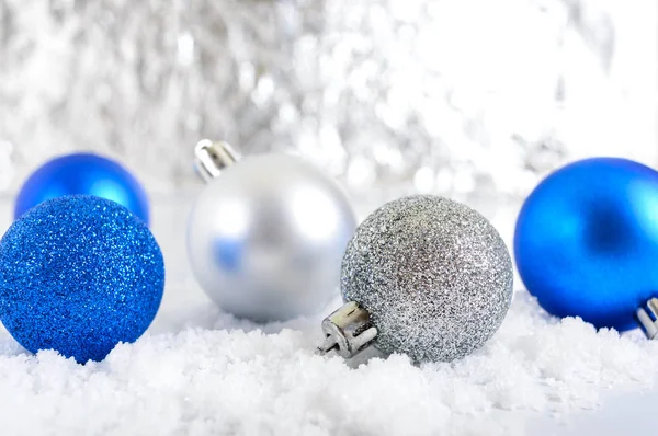 Banner Año Nuevo Con Bolas Navidad Azules Plateadas Blancas Nieve — Foto de Stock