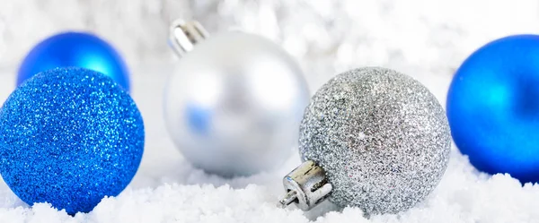 Banner Año Nuevo Con Bolas Navidad Azules Plateadas Blancas Nieve — Foto de Stock