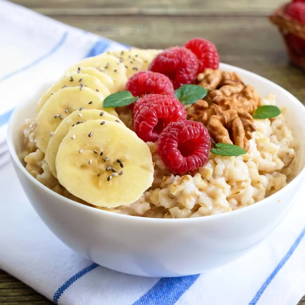 Leckere Und Gesunde Haferflocken Mit Banane Himbeeren Nüssen Gesundes Frühstück — Stockfoto