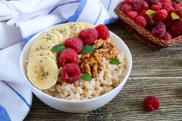 美味しくて健康的なバナナ ラズベリー ナッツとオートミール 健康的な朝食 フィットネス食品 適切な栄養 — ストック写真