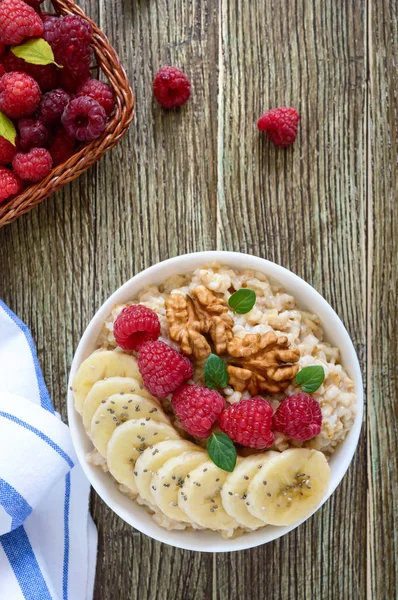 Deliciosa Saludable Avena Con Plátano Frambuesas Nueces Desayuno Saludable Comida — Foto de Stock