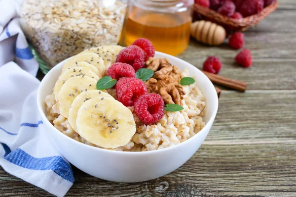 Deliciosa Saludable Avena Con Plátano Frambuesas Nueces Desayuno Saludable Comida — Foto de Stock