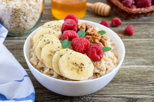 Deliciosa Saludable Avena Con Plátano Frambuesas Nueces Desayuno Saludable Comida — Foto de Stock