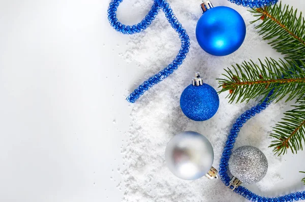 Новогоднее Знамя Голубыми Серебряными Рождественскими Шарами Снегу Елки Зеленые Ветви — стоковое фото