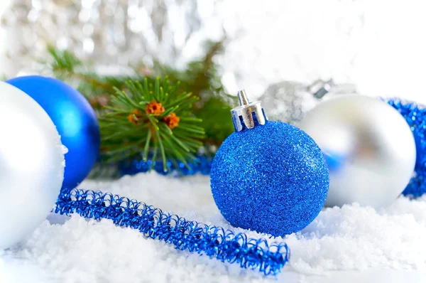 Fondo Año Nuevo Con Bolas Navidad Azul Plata Nieve Ramas — Foto de Stock