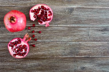 Olgun nar meyve taze nar suyu ahşap masa üzerinde yapmak için. Sağlıklı beslenme kavramı. Üstten görünüm