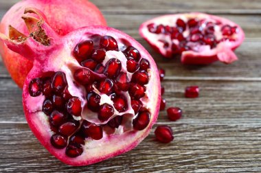 Olgun nar meyve taze nar suyu ahşap masa üzerinde yapmak için. Sağlıklı beslenme kavramı.