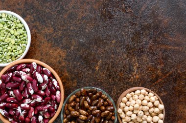 Sağlıklı gıda, diyet, beslenme kavramı, vegan protein kaynağı. Renkli ham Bakliyat Çeşitleri: yeşil bezelye, fasulye, nohut kase. Arka plan. Boş alan