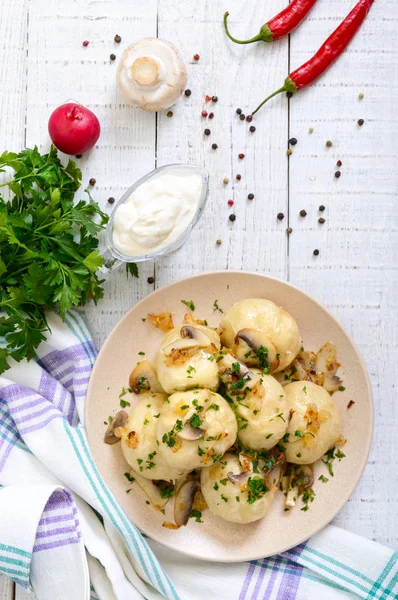 Ukraiński Pierogi Mięsem Grzybami Misce Białym Tle Widok Góry — Zdjęcie stockowe