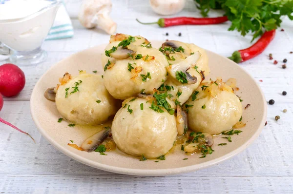 Gnocchi Ucraini Con Carne Funghi Una Ciotola Uno Sfondo Bianco — Foto Stock