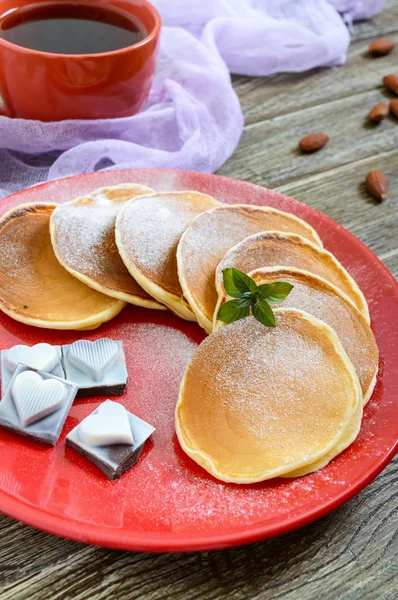 Panquecas Saborosas Com Açúcar Uma Chapa Vermelha Uma Mesa Madeira — Fotografia de Stock