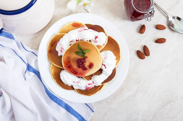 Deliciosas Panquecas Com Geléia Framboesa Chantilly Uma Placa Branca Mesa — Fotografia de Stock