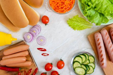 Hotdog mutfak masasında yemek pişirmek için malzemeler. Üstten görünüm, düz yatıyordu. Fast food. Sokak gıda.