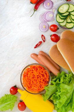 Hotdog mutfak masasında yemek pişirmek için malzemeler. Üstten görünüm, düz yatıyordu. Fast food. Sokak gıda.