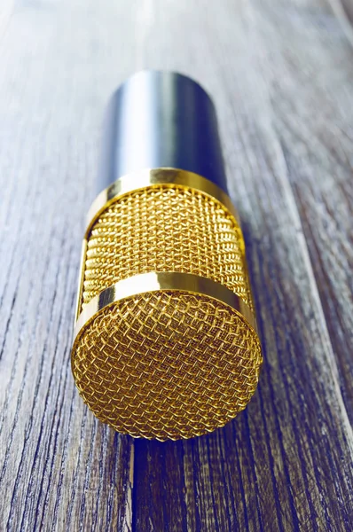 Guld Kondensatormikrofon Ett Träbord Ljuset Från Vänster Sida Retro Stil — Stockfoto
