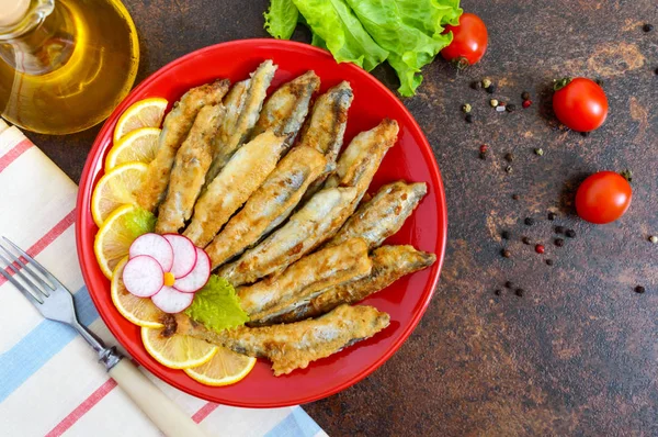 Capelán Frito Con Limón Plato Rojo Plato Pequeños Peces Mar —  Fotos de Stock