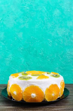 Lezzetli meyve kek üzerine ahşap arka plan kopya alanı. Festival kek.