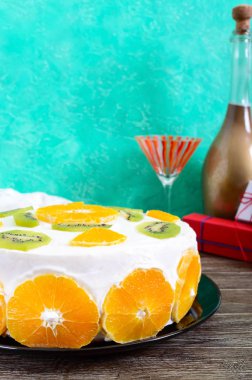 Lezzetli meyve kek ahşap bir masa üzerine. Festival kek.