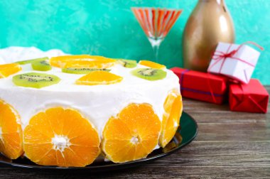 Lezzetli meyve kek ahşap bir masa üzerine. Festival kek.