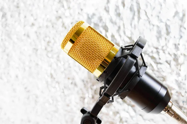Vackra Gyllene Mikrofon Ett Ljus Suddig Bakgrund Närbild Bokeh — Stockfoto