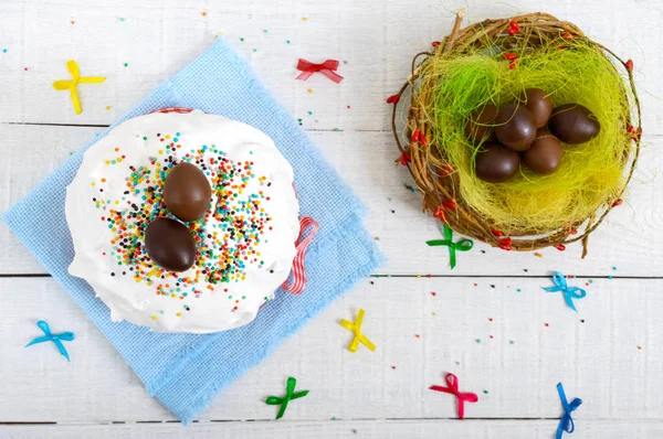 Традиційний Великодній Торт Куліх Шоколадні Яйця Гнізді Дерев Яному Білому — стокове фото