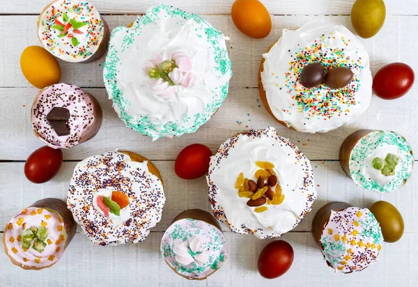 Багато Різних Великодніх Тортів Барвистих Пофарбованих Яєць Білому Дерев Яному — стокове фото