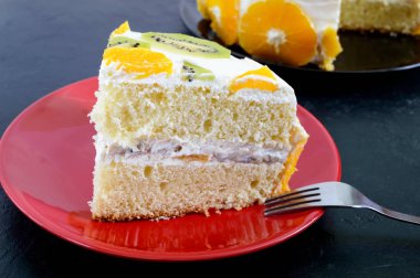 Büyük bir parça meyve sünger kek siyah bir arka plan. Festival kek.