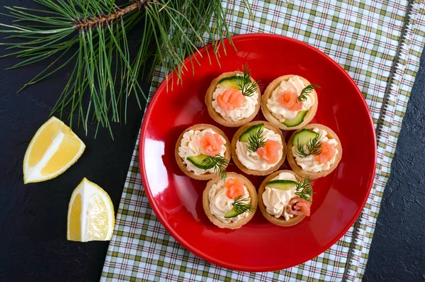 Тарталетки Сливочным Сыром Соленым Лососем Красной Тарелке Вкусная Легкая Закуска — стоковое фото