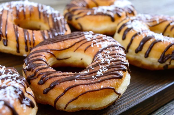 Hausgemachte Klassische Donuts Mit Schokolade Und Kokosflocken Auf Dunklem Holzgrund — Stockfoto