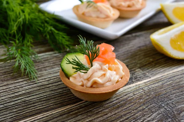 치즈와 소금에 절인된 바탕에 Tartlets 파티에 가벼운 — 스톡 사진