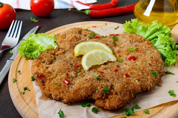 Schnitzel Vienés Grande Sobre Una Tabla Madera Con Limón Sobre —  Fotos de Stock