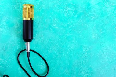 Parlak bir arka plan üzerinde güzel altın mikrofon. Üstten Görünüm.