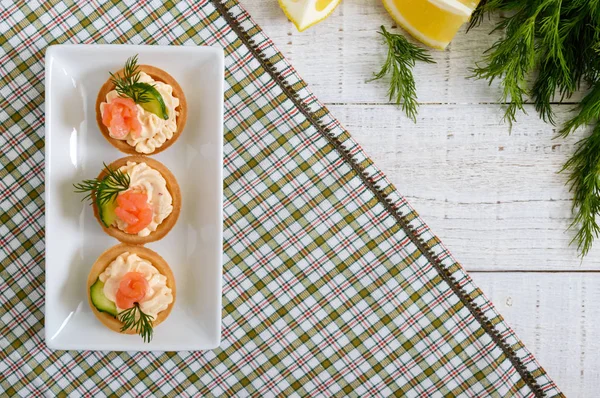 Тарталетки Сливочным Сыром Соленым Лососем Белой Тарелке Вкусная Легкая Закуска — стоковое фото