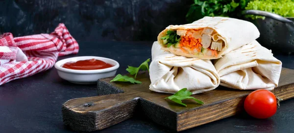 Delicioso Sándwich Shawarma Sobre Fondo Negro Burritos Envuelve Con Pollo —  Fotos de Stock