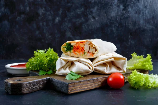 Heerlijke Shoarma Broodje Een Zwarte Achtergrond Burrito Wraps Met Gegrilde — Stockfoto