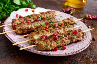 Lula kebap geleneksel Arapça yemektir. Et Şaşlık Ahşap şiş üzerinde.