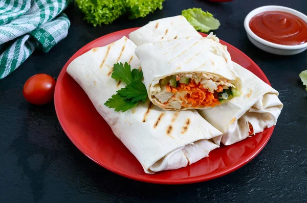 Heerlijke Shoarma Broodje Een Zwarte Achtergrond Burrito Wraps Met Gegrilde — Stockfoto