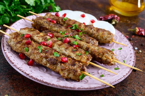 Lula Kebab Traditionell Arabiska Maträtt Kött Shashlik Trä Spett — Stockfoto