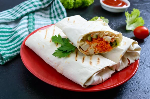 Delicioso Sándwich Shawarma Sobre Fondo Negro Burritos Envuelve Con Pollo —  Fotos de Stock