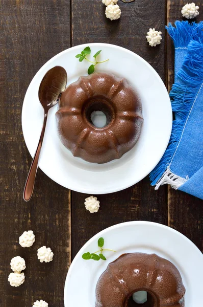 Välsmakande Choklad Pudding Vita Tallrikar Mörk Trä Bakgrund Ljus Kalorisnål — Gratis stockfoto