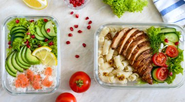 Farklı türde yemek kutuları. Üstten Görünüm, düz yatıyordu. Lezzetli sağlıklı öğle yemeği. Sağlıklı beslenme kavramı. Afiş