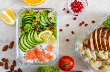 Farklı türde yemek kutuları. Üstten Görünüm, düz yatıyordu. Lezzetli sağlıklı öğle yemeği. Sağlıklı beslenme kavramı